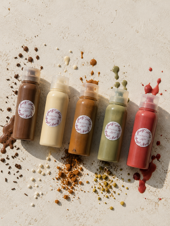 Présentation éditoriale des bouteilles de sauces Le Social Light