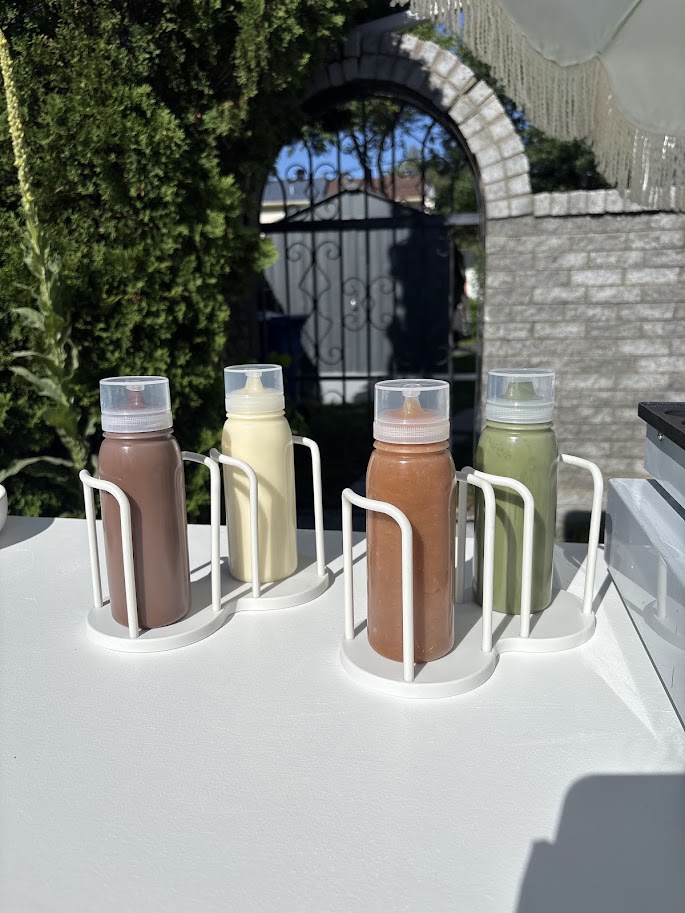 Bouteilles de sauces sur le cart